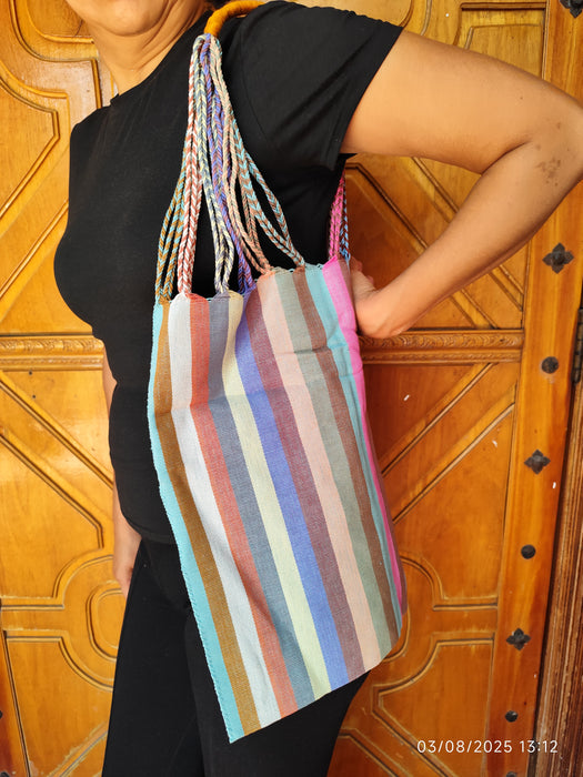 Sac cabas artisanal multicolore en tissu rayé